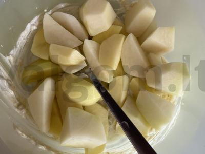 Kepti vištienos šlaunelės su bulvėmis majonezo-grietinėlės padaže Žingsnis 6