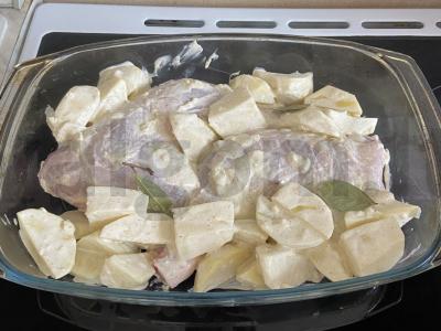 Kepti vištienos šlaunelės su bulvėmis majonezo-grietinėlės padaže Žingsnis 7