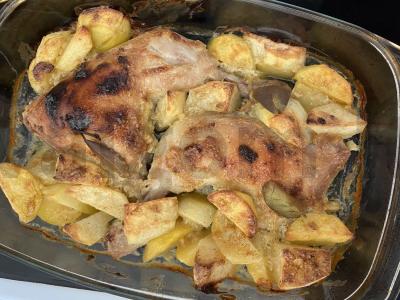 Kepti vištienos šlaunelės su bulvėmis majonezo-grietinėlės padaže pagrindine nuotrauka