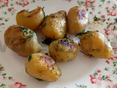 Kūdikių bulvės grietinėlės svieste su krapais pagrindine nuotrauka