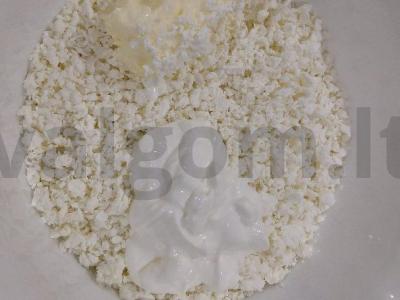 Puiki varškės šventė su kondensuotu pienu ir razinomis Žingsnis 1