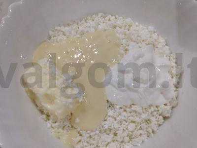 Puiki varškės šventė su kondensuotu pienu ir razinomis Žingsnis 2