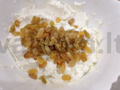 Puiki varškės šventė su kondensuotu pienu ir razinomis Žingsnis 3