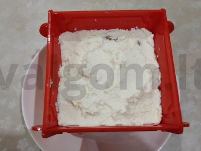 Puiki varškės šventė su kondensuotu pienu ir razinomis Žingsnis 4