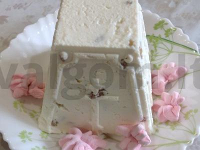 Puiki varškės šventė su kondensuotu pienu ir razinomis pagrindine nuotrauka