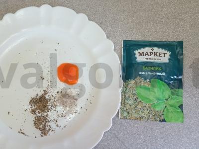 Bazilikiniai kepti kiaulienos šonkauliai su bulvėmis Žingsnis 1