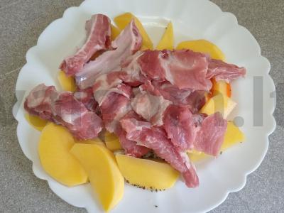 Bazilikiniai kepti kiaulienos šonkauliai su bulvėmis Žingsnis 3