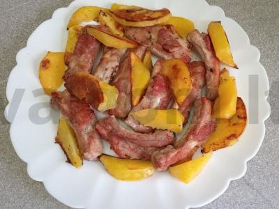 Bazilikiniai kepti kiaulienos šonkauliai su bulvėmis pagrindine nuotrauka