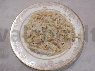 Švelni makaronai su krevetėmis ir grietinėle pagrindine nuotrauka