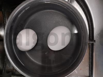 Kopūstų salotas su žaliais žirneliais, agurku ir kiaušiniu Žingsnis 1