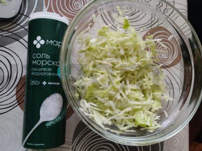 Kopūstų salotas su žaliais žirneliais, agurku ir kiaušiniu Žingsnis 3