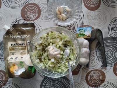 Kopūstų salotas su žaliais žirneliais, agurku ir kiaušiniu Žingsnis 6