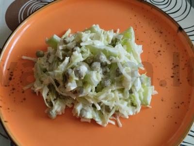 Kopūstų salotas su žaliais žirneliais, agurku ir kiaušiniu pagrindine nuotrauka