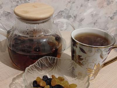 Juodasis arbata su erškėtrožėmis ir granatais pagrindine nuotrauka