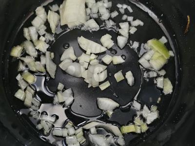 Kepta bulvė su jautienos troškiniu lėtoje viryklėje Žingsnis 1