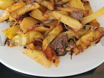 Kepta bulvė su jautienos troškiniu lėtoje viryklėje pagrindine nuotrauka