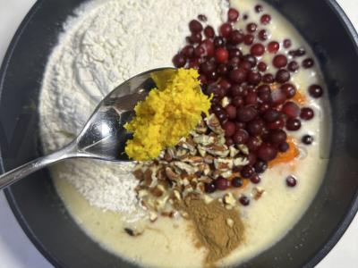 Morkų ir spanguolių keksiukas su glajumi keptuvėje Žingsnis 3