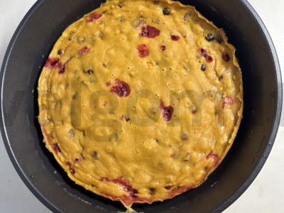 Morkų ir spanguolių keksiukas su glajumi keptuvėje Žingsnis 4