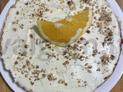 Morkų ir spanguolių keksiukas su glajumi keptuvėje pagrindine nuotrauka