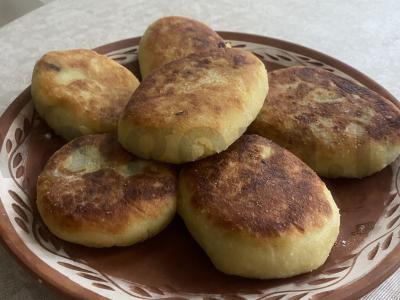 Bulvių pyragėliai su grybais pagrindine nuotrauka