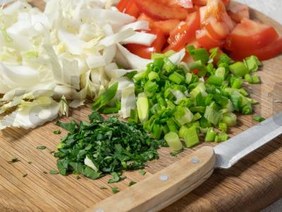 Salotas su Pekino kopūstu ir rūkytomis vištienos krūtinėlėmis Žingsnis 1