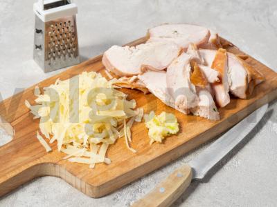 Salotas su Pekino kopūstu ir rūkytomis vištienos krūtinėlėmis Žingsnis 2