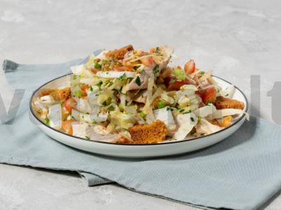 Salotas su Pekino kopūstu ir rūkytomis vištienos krūtinėlėmis pagrindine nuotrauka