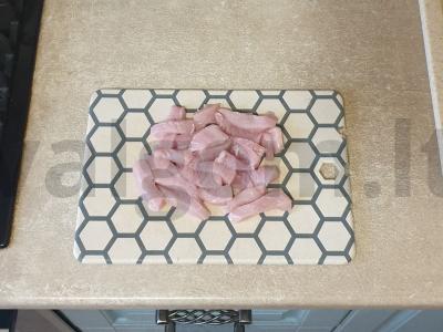 Troškinti daržovės su mėsa ir žaliais žirneliais Žingsnis 1