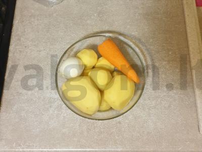 Troškinti daržovės su mėsa ir žaliais žirneliais Žingsnis 3