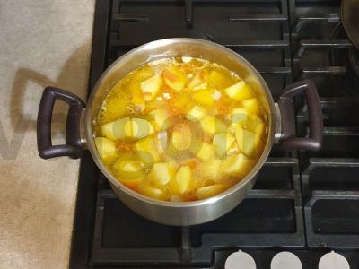 Troškinti daržovės su mėsa ir žaliais žirneliais Žingsnis 8