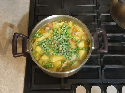 Troškinti daržovės su mėsa ir žaliais žirneliais Žingsnis 9