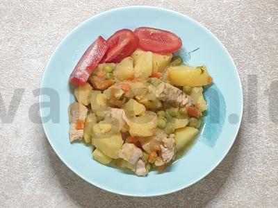 Troškinti daržovės su mėsa ir žaliais žirneliais pagrindine nuotrauka