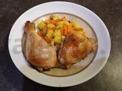 Vištiena daržovių pagalvėlėje pagrindine nuotrauka