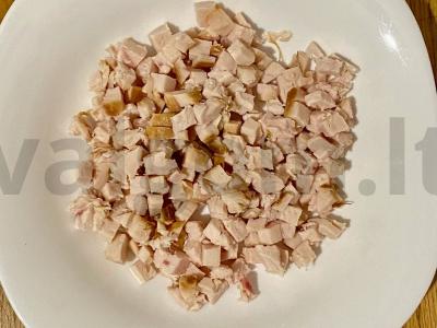 Rūkyta vištienos, sūrio, kiaušinių ir kukurūzų salotos Žingsnis 1