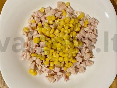 Rūkyta vištienos, sūrio, kiaušinių ir kukurūzų salotos Žingsnis 2