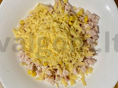 Rūkyta vištienos, sūrio, kiaušinių ir kukurūzų salotos Žingsnis 3