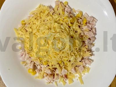 Rūkyta vištienos, sūrio, kiaušinių ir kukurūzų salotos Žingsnis 4