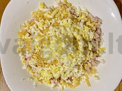 Rūkyta vištienos, sūrio, kiaušinių ir kukurūzų salotos Žingsnis 6