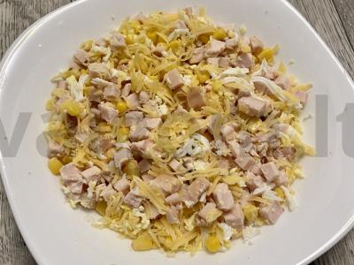 Rūkyta vištienos, sūrio, kiaušinių ir kukurūzų salotos pagrindine nuotrauka