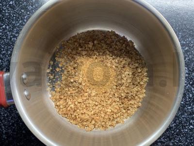 Grikių dribsniai su kokosų pienu, vyšniomis ir cukrumi Žingsnis 1