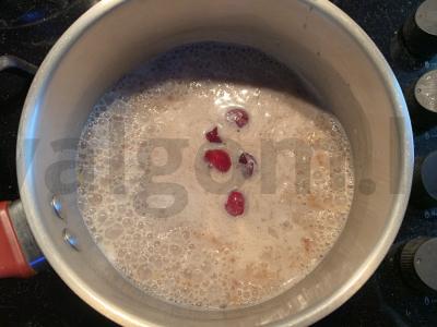 Grikių dribsniai su kokosų pienu, vyšniomis ir cukrumi Žingsnis 3