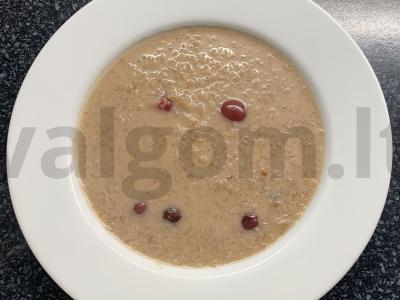 Grikių dribsniai su kokosų pienu, vyšniomis ir cukrumi pagrindine nuotrauka