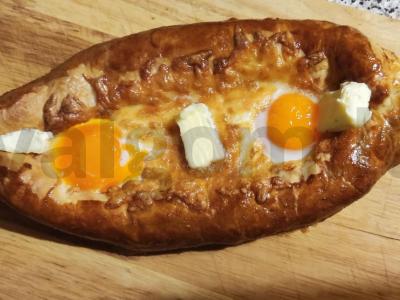 Adžarų hachapuri iš sluoksniuoto tešlos pagrindine nuotrauka