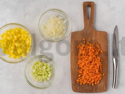 Sluoksniuotas uždaras pyragas su vištiena ir daržovėmis Žingsnis 2