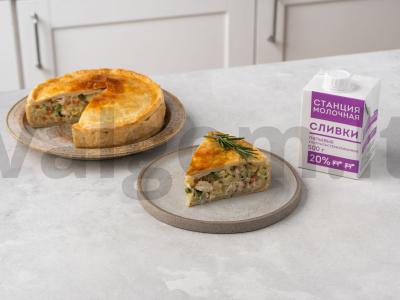 Sluoksniuotas uždaras pyragas su vištiena ir daržovėmis pagrindine nuotrauka