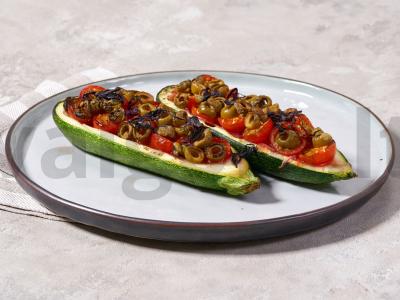 Švelnūs cukinijos su daržovėmis ir šviežiais žolelėmis pagrindine nuotrauka