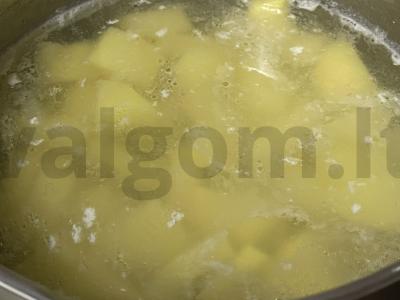 Borsčas su burokėliais ir raugintais kopūstais Žingsnis 1