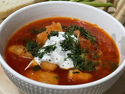 Borsčas su burokėliais ir raugintais kopūstais pagrindine nuotrauka