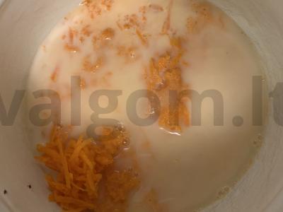 Kvinoja su morkomis ir pienu Žingsnis 2