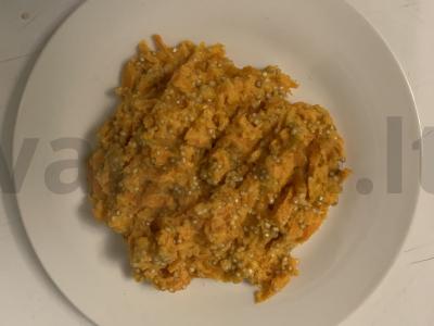 Kvinoja su morkomis ir pienu pagrindine nuotrauka